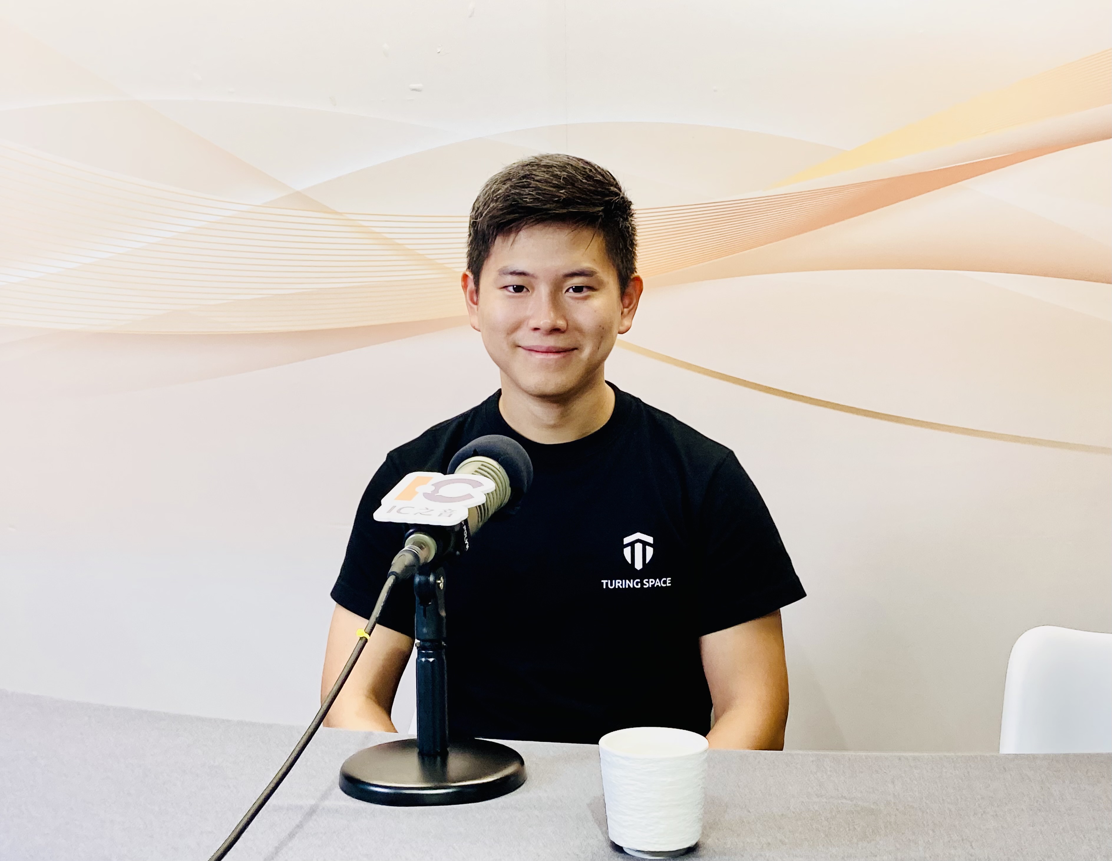 胡耀傑與圖靈證書的創新旅程ft. 台灣圖靈鏈創辦人暨執行長胡耀傑. 中國版半導體曼哈頓計畫. 清大特聘教授周卓煇. 新竹縣交旅處處長陳盈州.  AJ安捷酒店董事長陳品峯｜